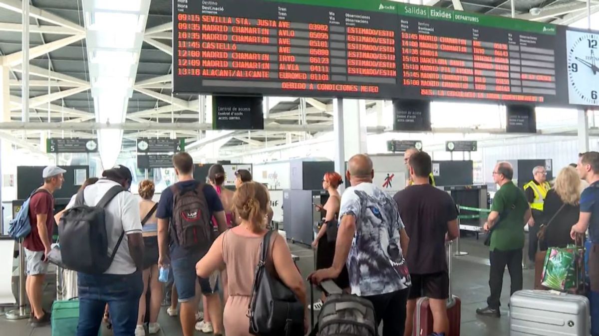 Unos 3.500 viajeros de Renfe han sido afectados por la suspensión de trenes en Valencia: 2.000 ya tienen solución