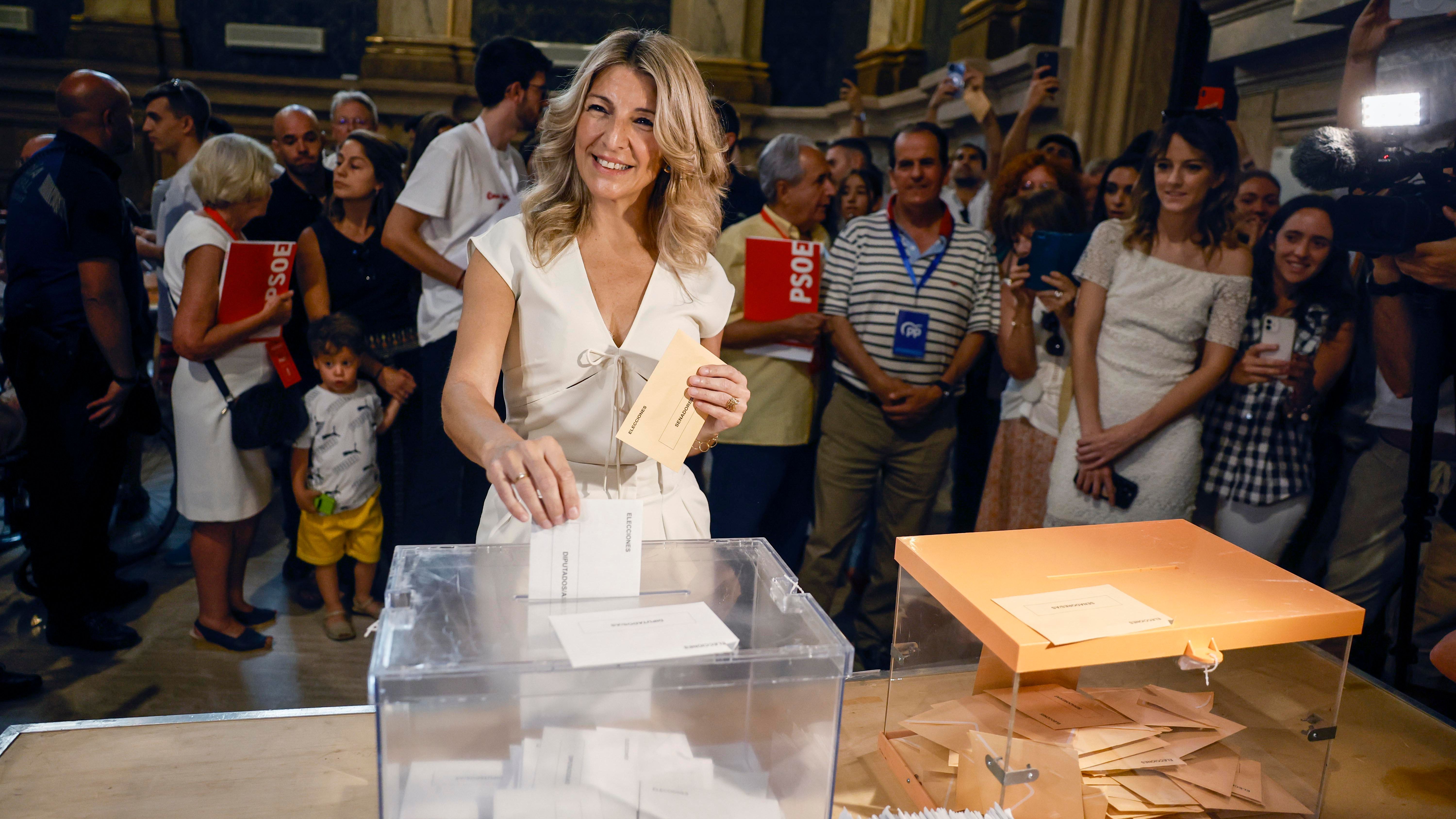 Yolanda Díaz vota y anima a la participación: "Nos jugamos levantarnos mañana con más derechos y libertad"