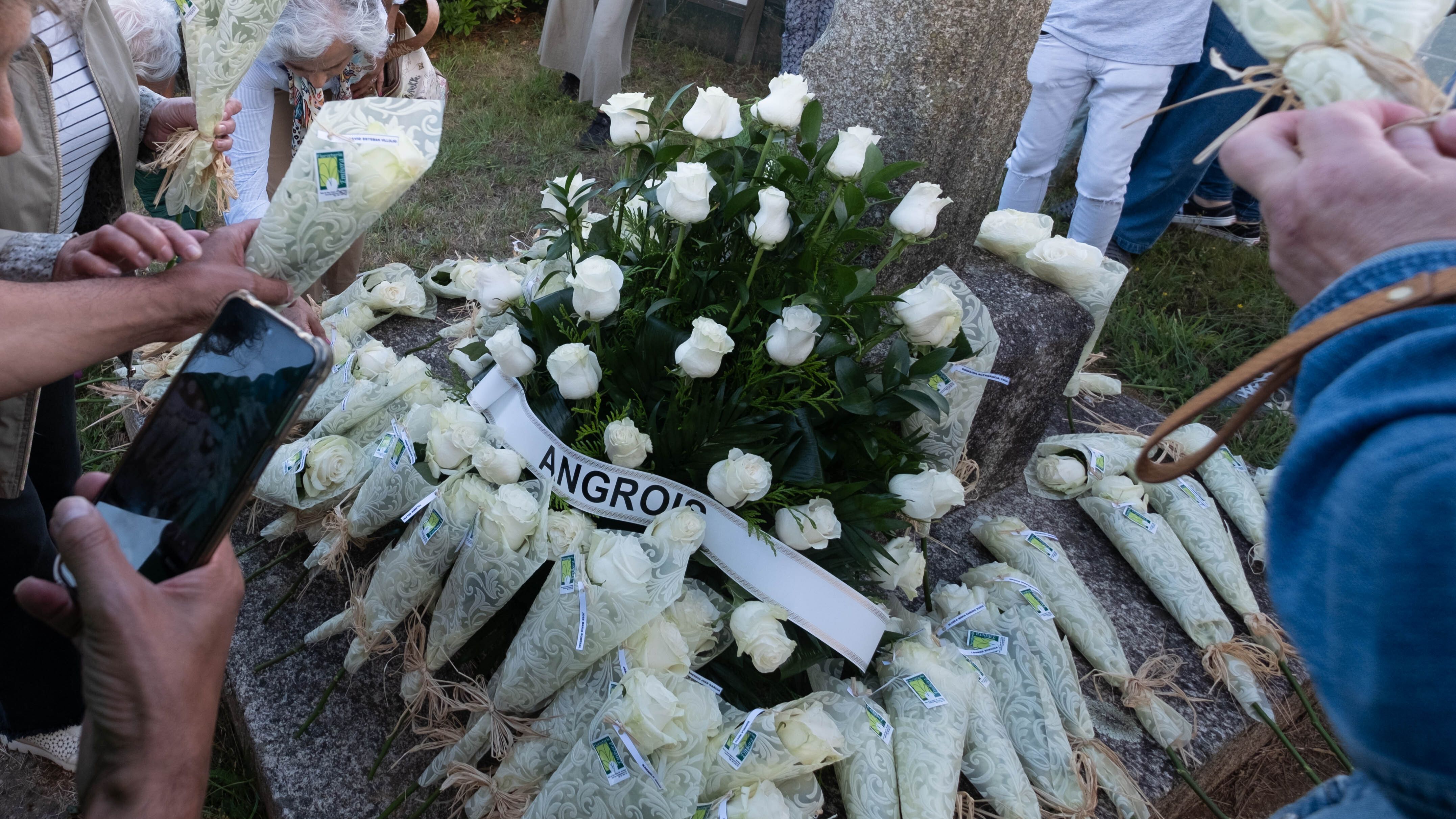 10 años de la tragedia del Alvia en Santiago: rosas en recuerdo a las víctimas y un juicio por resolver
