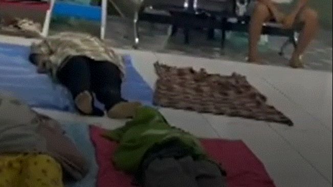 Cuerpos de pequeños muertos en el naufragio de un ferry en Indonesia