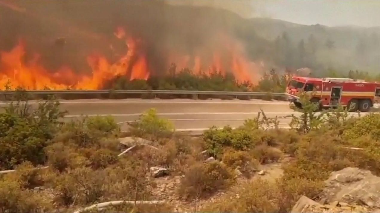 Desalojan a 2500 personas por los incendios en Corfú