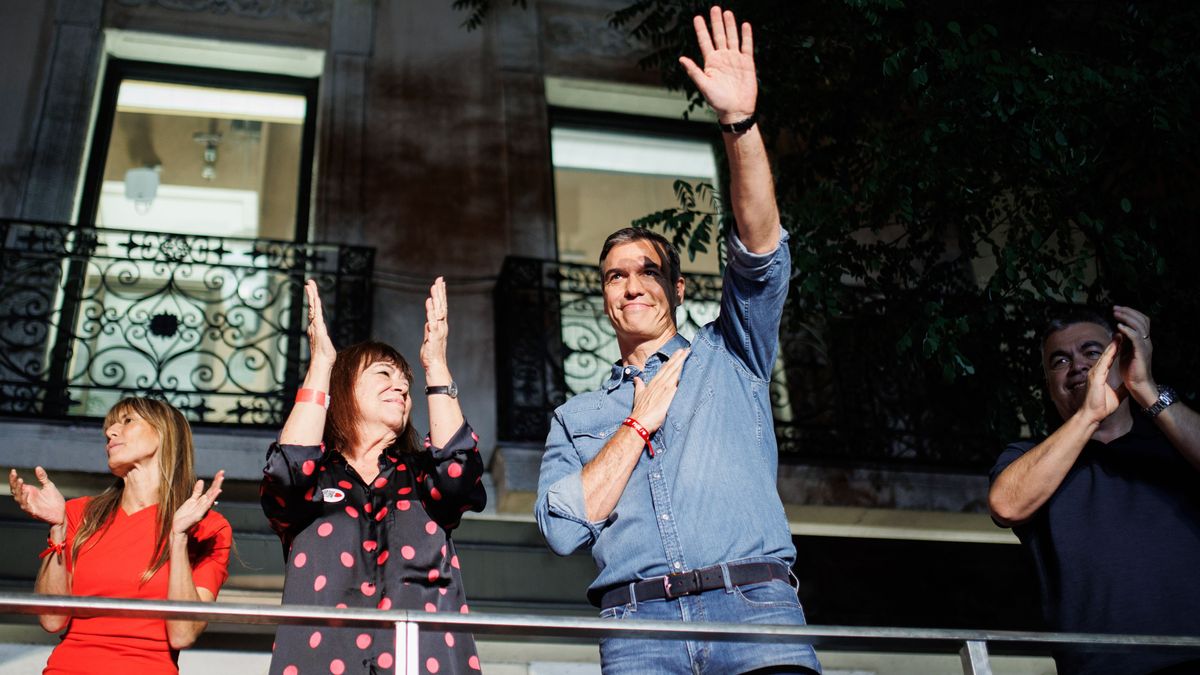El presidente del Gobierno, Pedro Sánchez, celebra los resultados del PSOE en la sede socialista de Ferraz