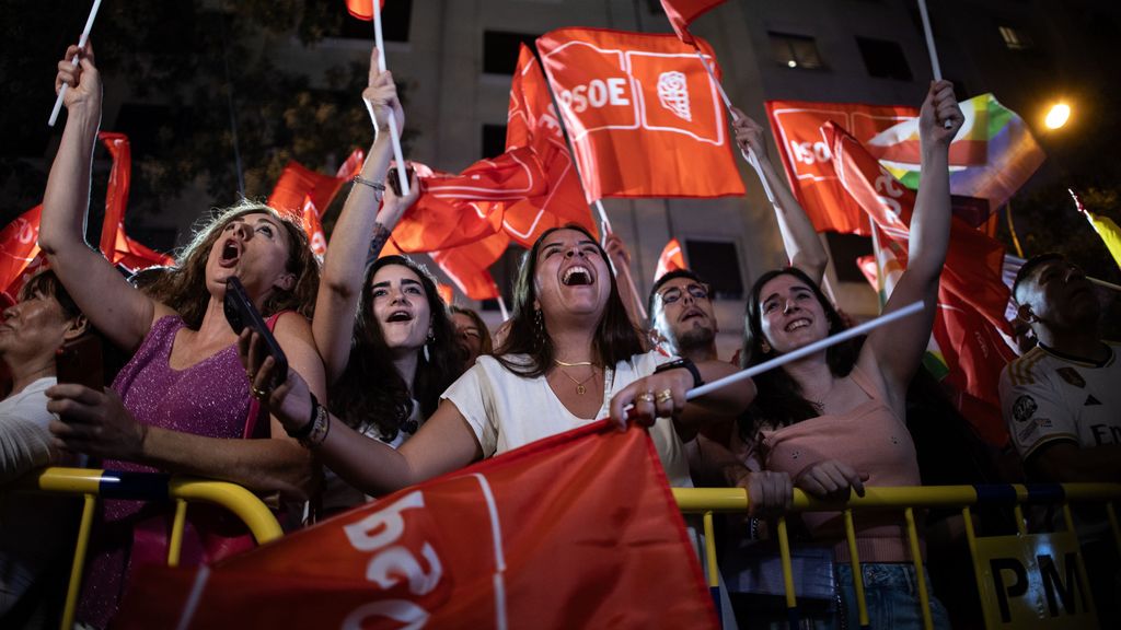 Militantes del PSOE celebran los resultados en la sede de Ferraz