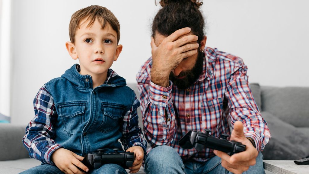 Padre e hijo jugando en la consola