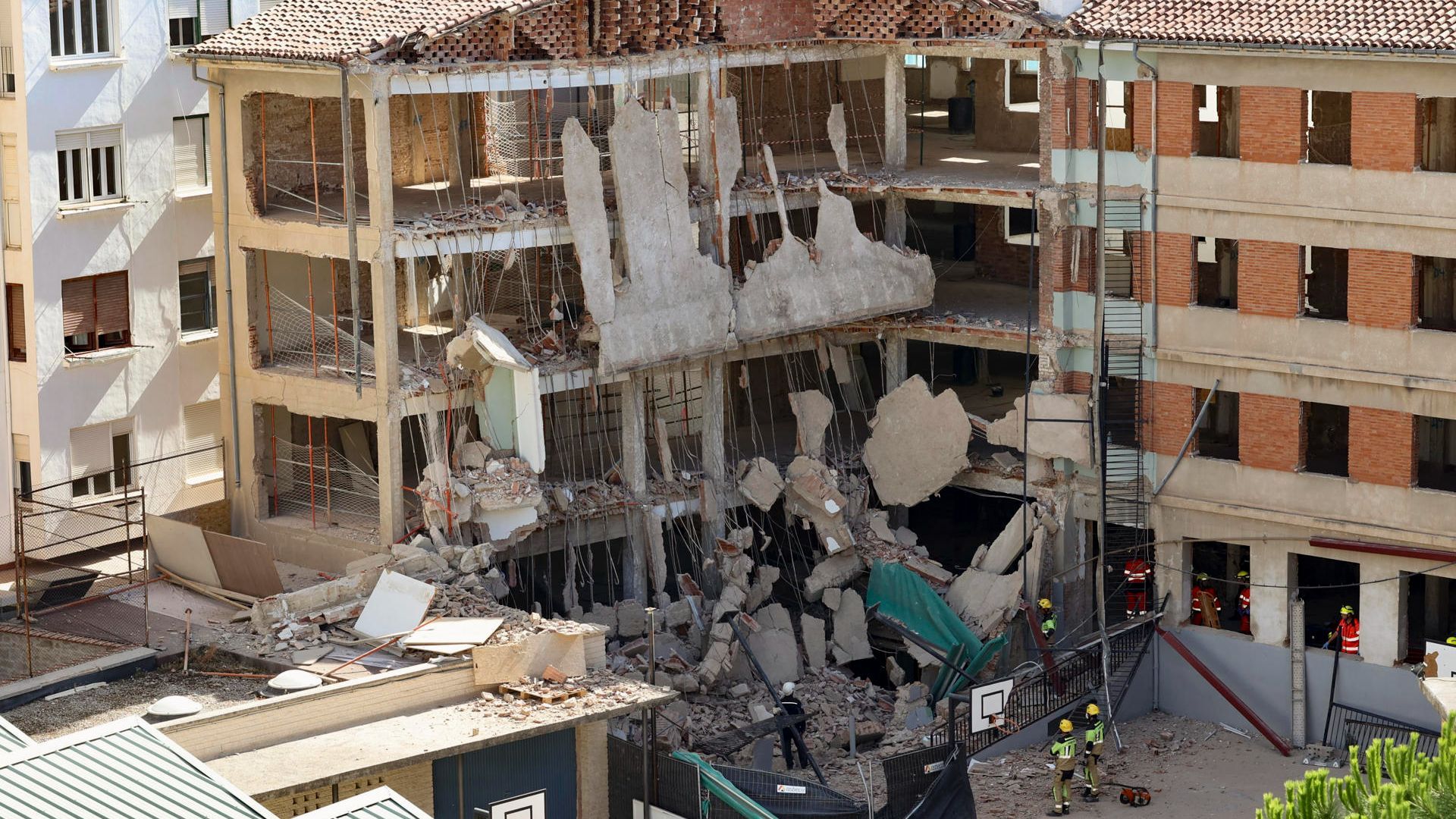 Derrumbe parcial de un colegio en obras en Logroño: dos heridos y un atrapado entre los escombros