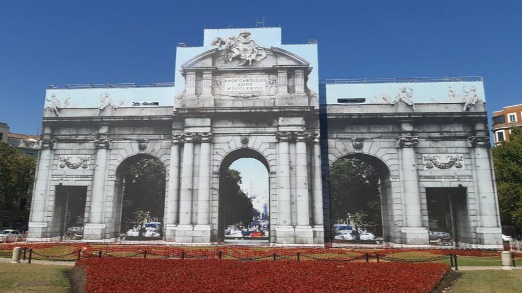 Imagen de la Puerta de Alcalá durante su restauración