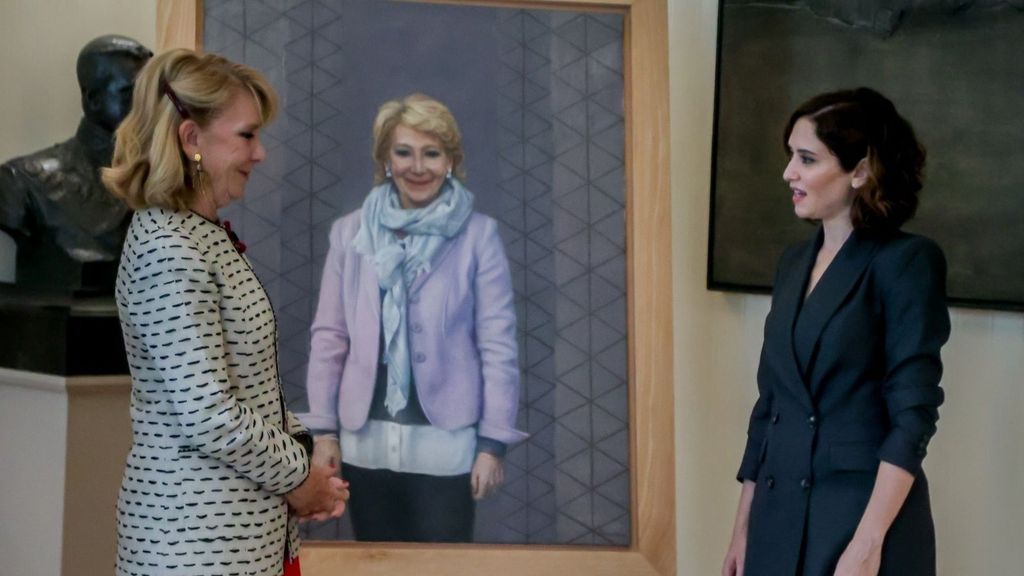 La presidenta de la Comunidad, Isabel Díaz Ayuso, presenta el retrato de la expresidenta Esperanza Aguirre.