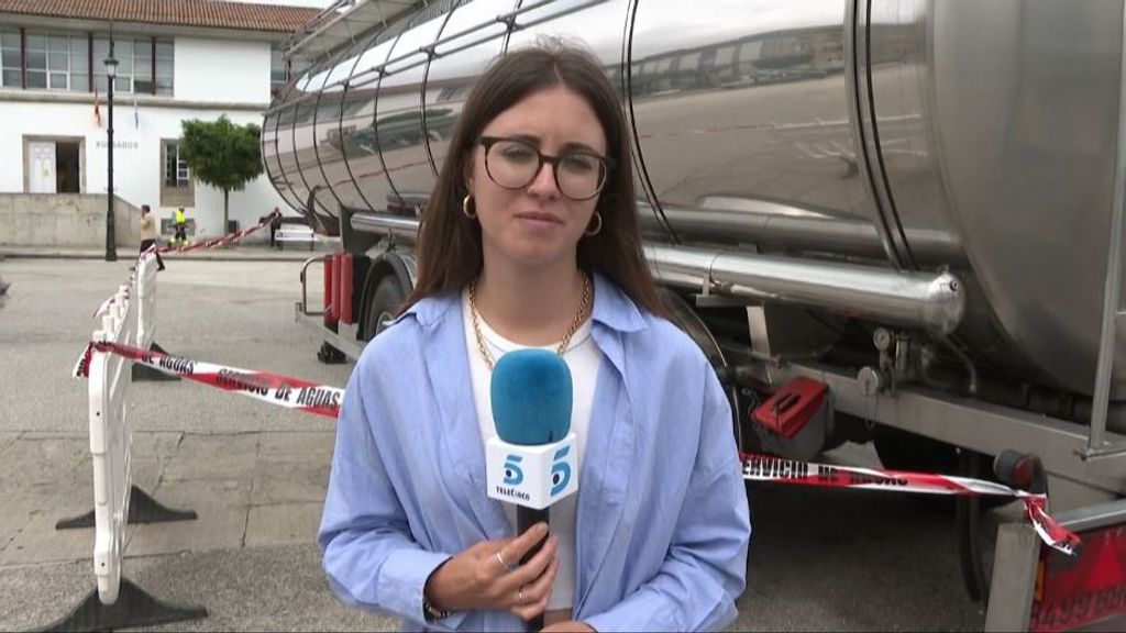 Los vecinos de Betanzos recogen agua de un camión cisterna para el consumo