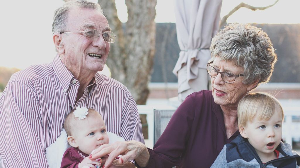 Muchos abuelos cuidan de sus nietos en verano. FUENTE: Pexels