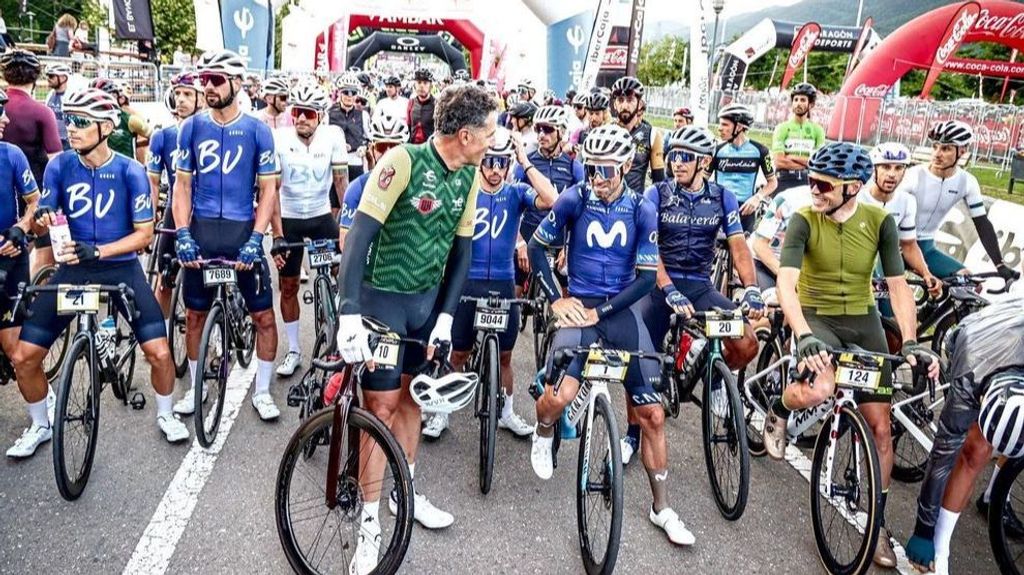 Samu Sánchez, con Indurain en la salida de la Quebrantahuesos