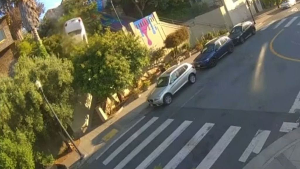 Sobrecogedor y enigmático accidente de tráfico en San Francisco: estrellan un coche y se marchan del lugar