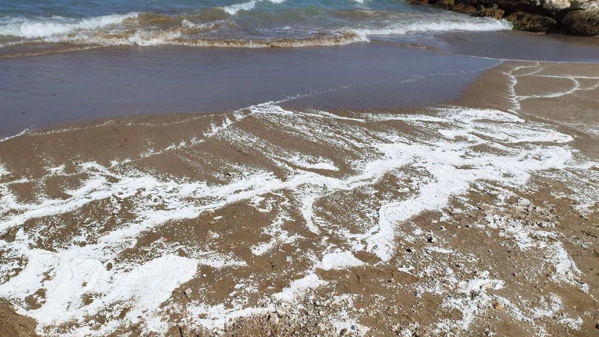 Sustancia blanquecina en la playa de El Puig