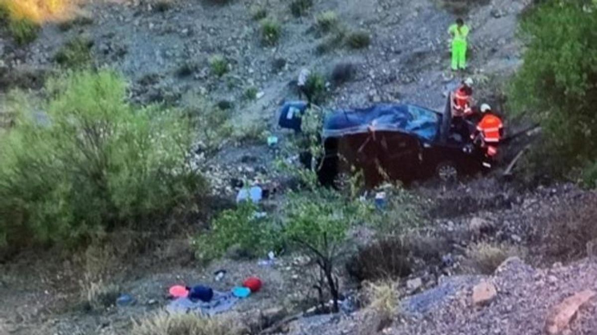 Una familia se salva por el equipaje al caer con el coche por un barranco de 40 metros en Granada
