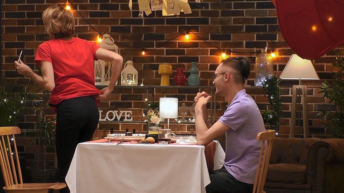Ángel presume de culo depilado y fornido en ‘First Dates’: “Me lo depilo con cera, que duele mucho”