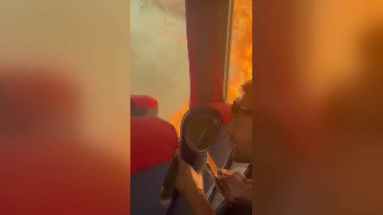 Pánico en un autobús bloqueado por las llamas de los incendios que asolan Sicilia