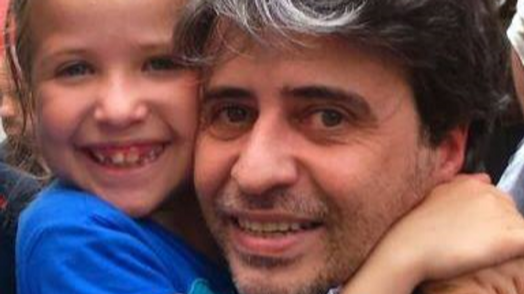 Carolina abraza a su padre