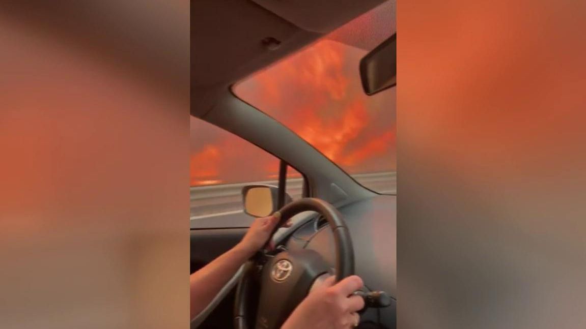 Los incendios arrasan el sur de Italia: un coche se salva del fuego en Sicilia ante los gritos de pánico