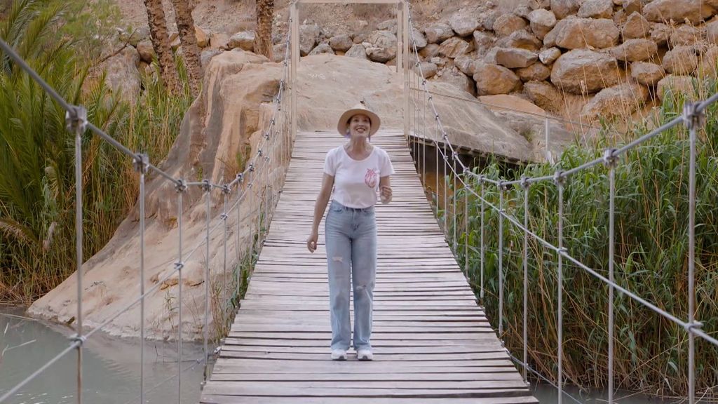 Mireia Ruiz nos ayuda a cruzar el Puente Colgante de Ojós