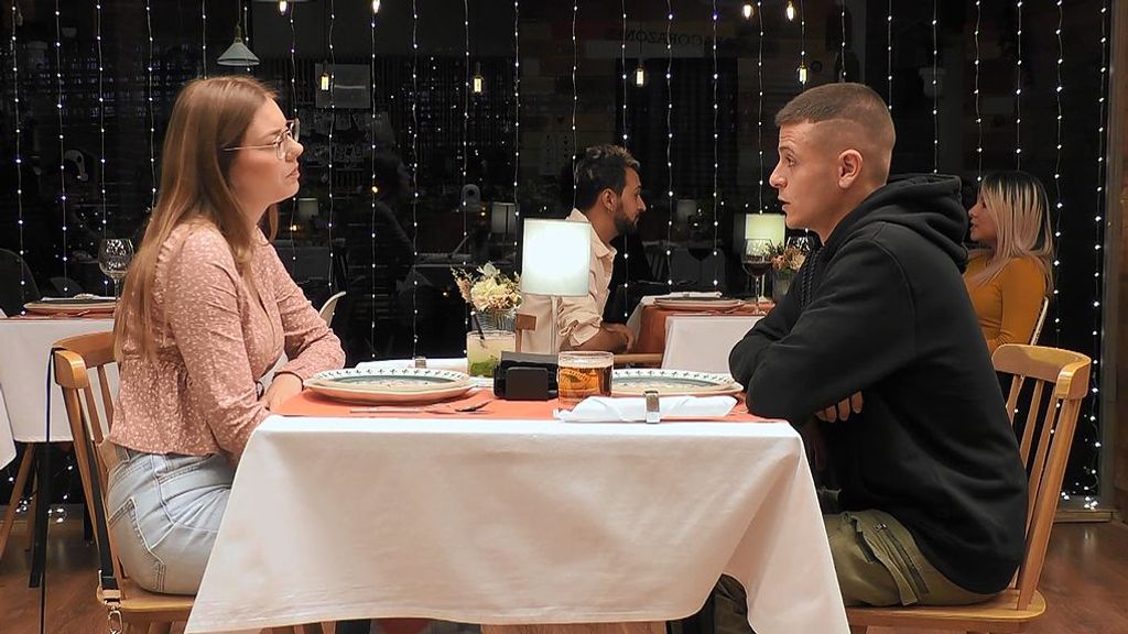 Raquel despierta la curiosidad sexual de su cita en ‘First Dates’: “He tenido sexo en una montaña rodeada de ciervos”