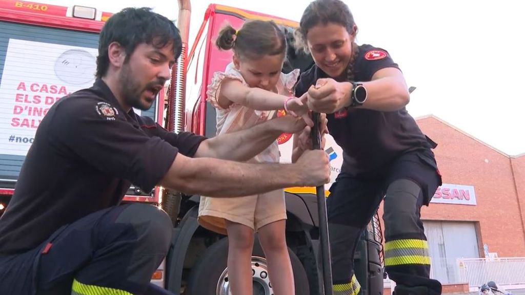 Una iniciativa para aplaudir: Matilda se olvida de su tratamiento para disfrutar un día como bombera