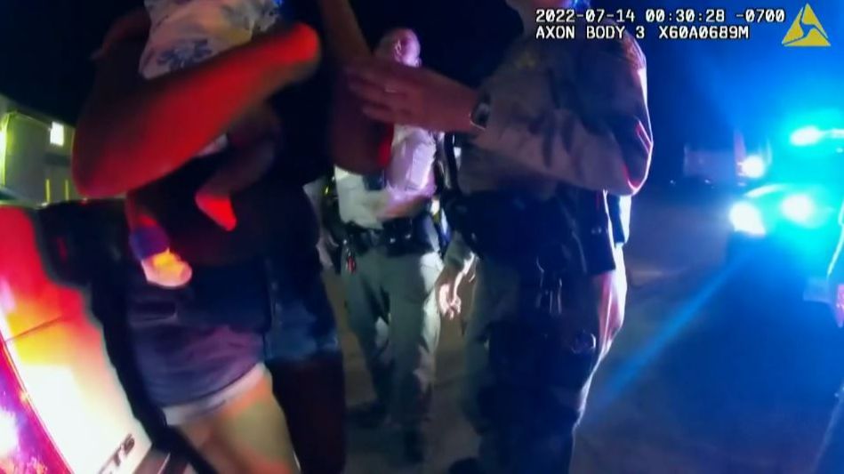 Abuso policial en EEUU: un agente golpea a una madre en la cara cuando sostenía a su bebé en brazos
