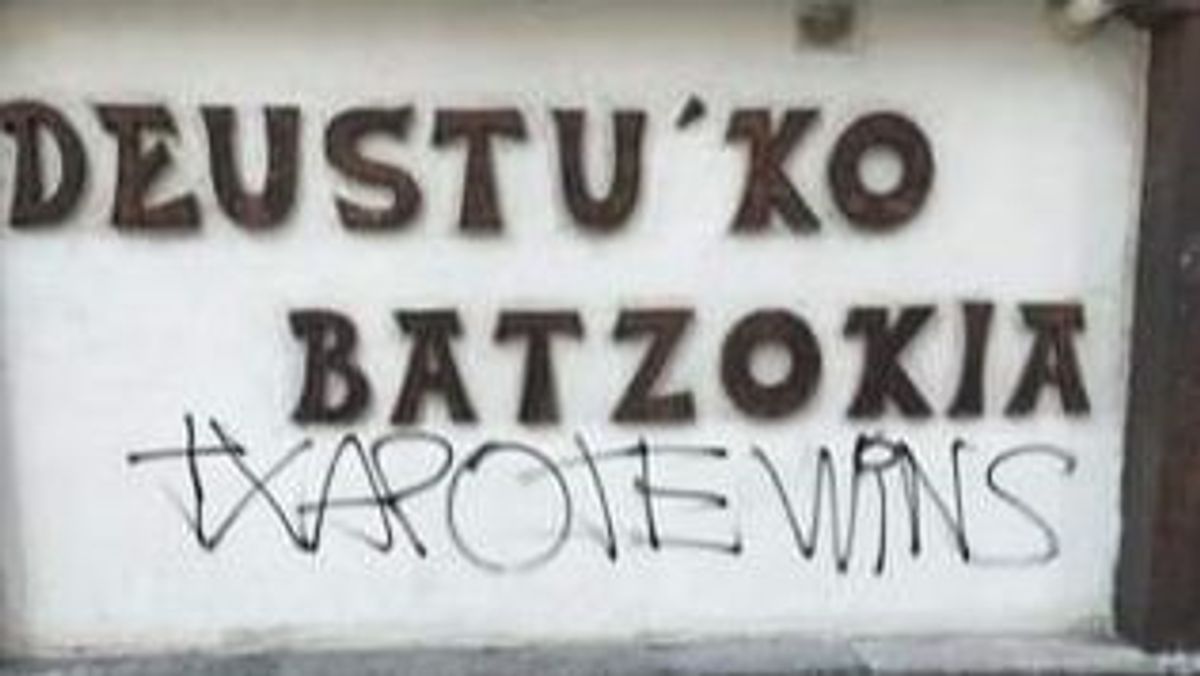 Aparecen pintadas de "Txapote gana" en la batzoki de un barrio bilbaíno de Deusto