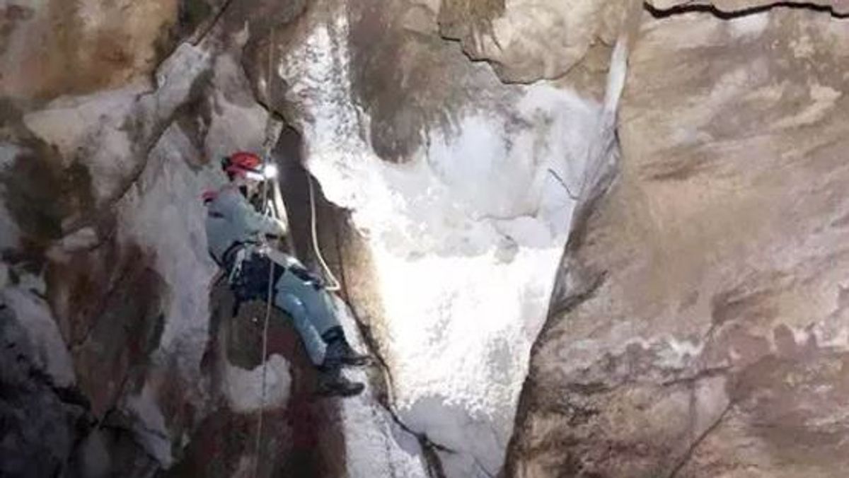 Buscan a un espeleólogo francés atrapado en una cueva de Soba, en Cantabria