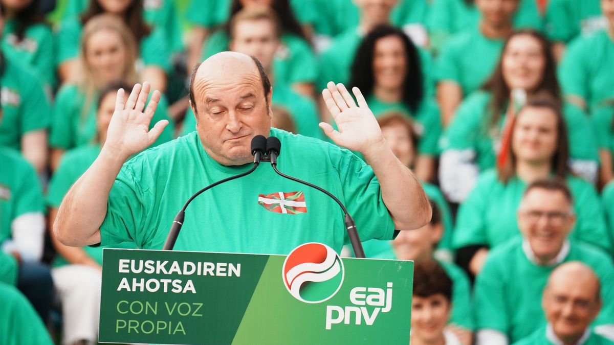 El presidente del EBB de EAJ-PNV, Andoni Ortuzar, durante el cierre de campaña