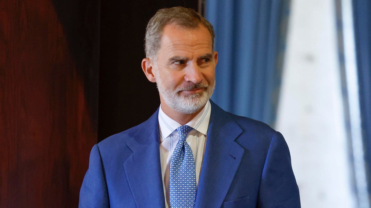 Felipe VI navega por primera vez a bordo de un velero de recreo en Palma y su padre en Sanxenxo