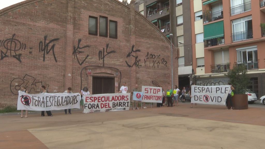 Indignación vecinal por el tanatorio de Sants: “Sales al balcón y ves ataúdes en medio de la calle”