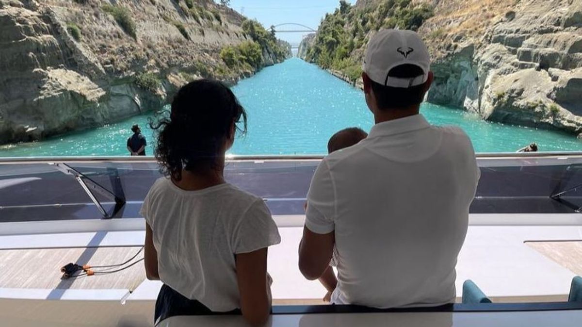La imagen de Rafa Nadal con su pequeño y su mujer disfrutando del verano en Grecia