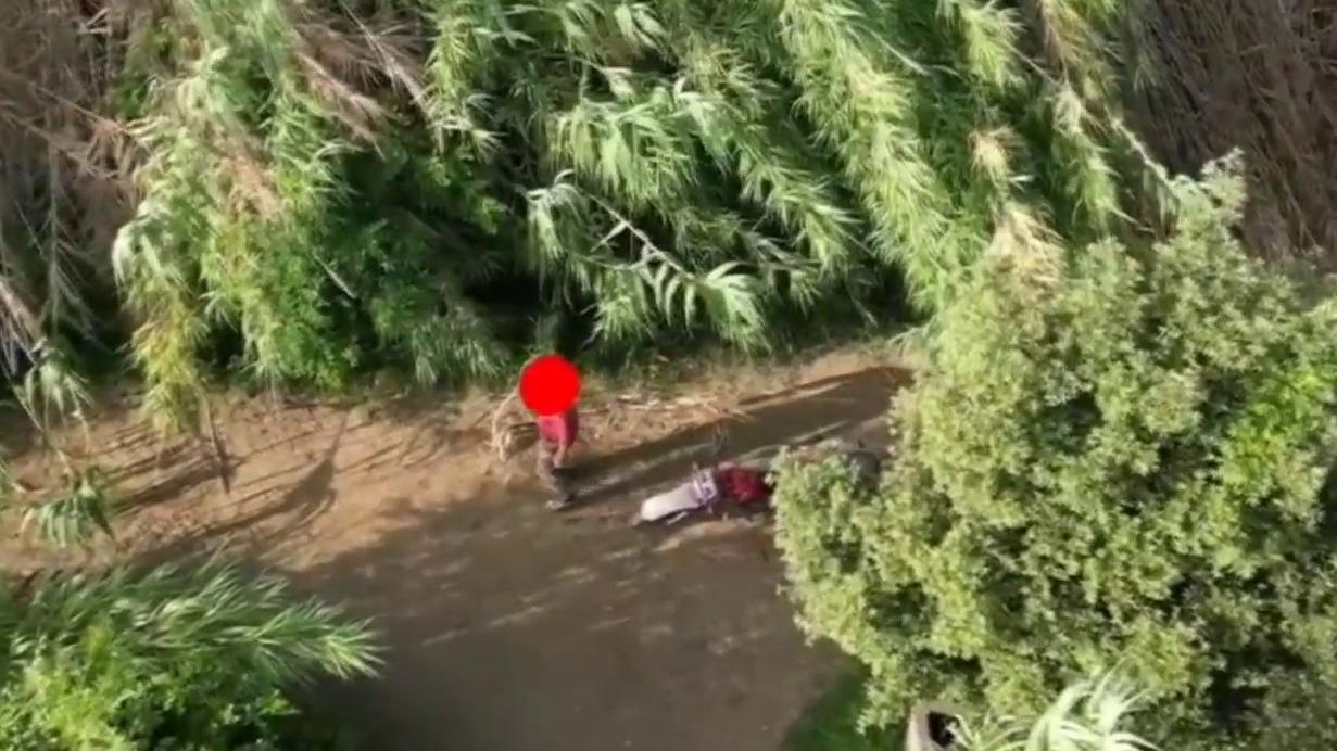 Una pirómano en Italia, a pedradas contra el dron que lo descubre