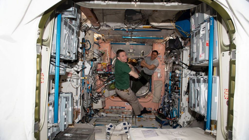 Tripulantes de la ISS haciendo trabajos de mantenimiento
