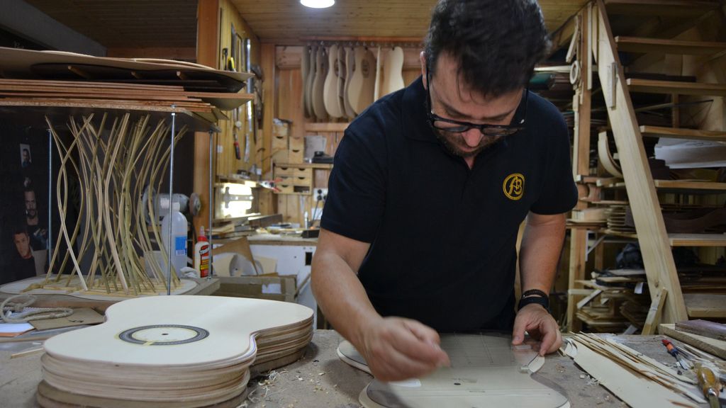 El lutier Antonio Álvarez Bernal, trabajando en su taller.