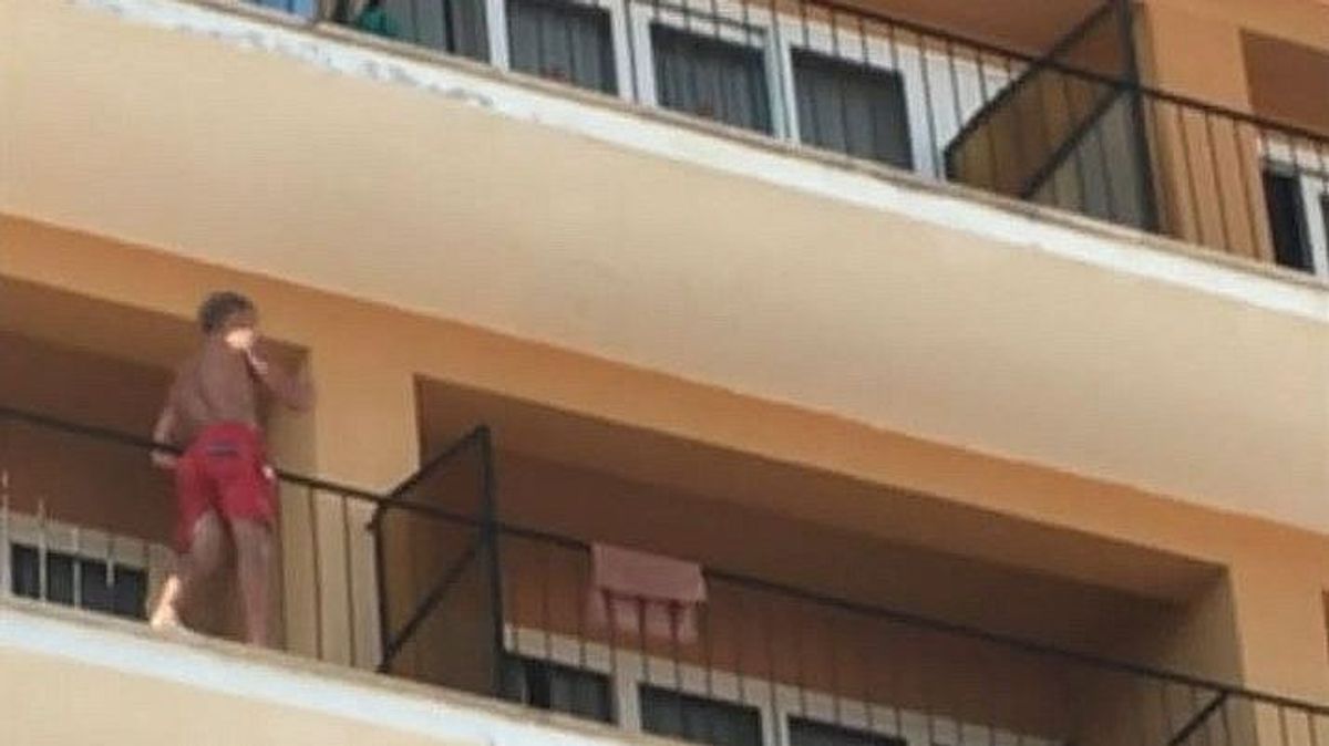 El vídeo viral en redes sociales: así hacen balconing los jóvenes y se graban