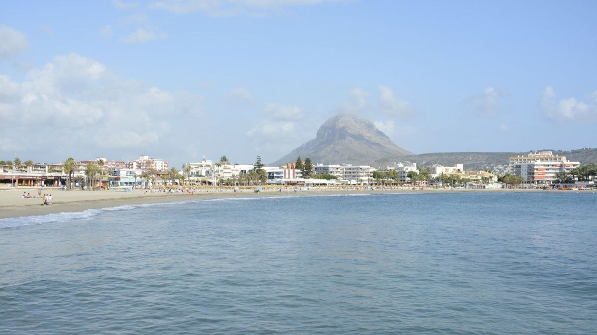 La playa del Arenal de Jávea cierra por tercera vez este verano debido a "altos niveles de contaminación"