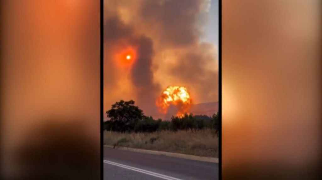 Los bomberos controlan los grandes incendios en Grecia; en Italia siguen activos