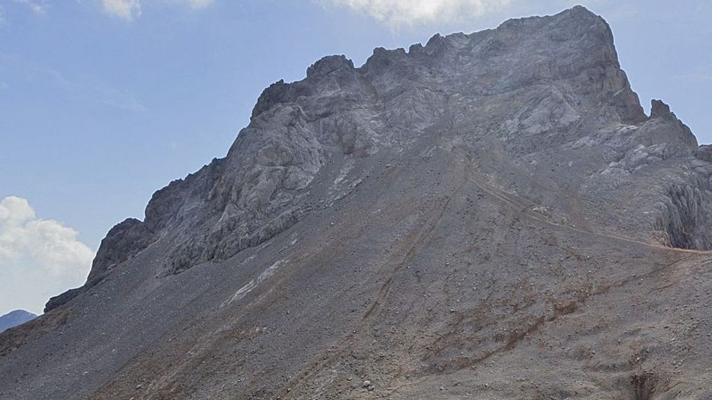 Muere una mujer francesa de 59 años tras caer al vacío en Peña Vieja, en los Picos de Europa