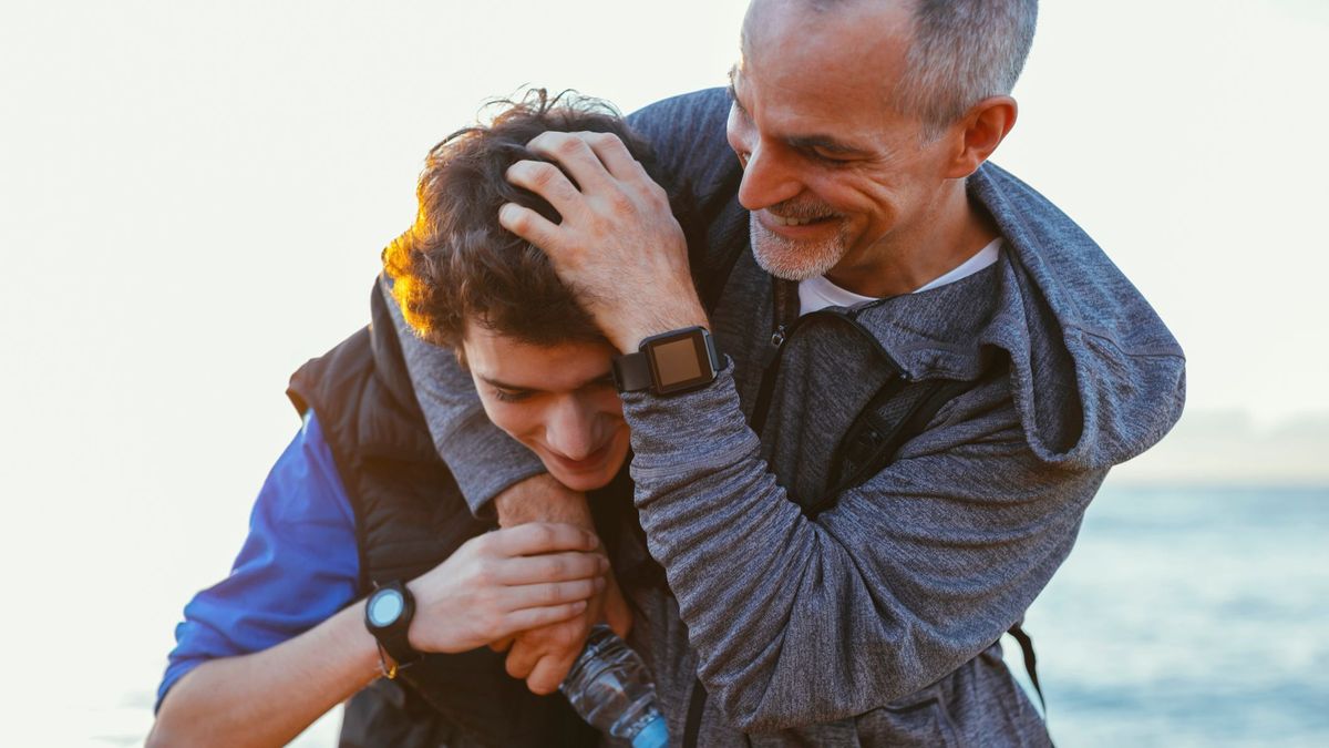 Padre e hijo adolescente