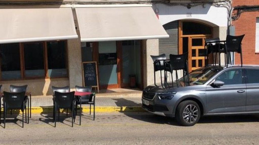 Sillas de un bar encima de un coche