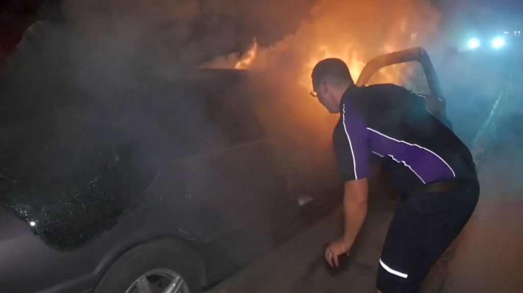 Un repartidor salva a un hombre atrapado en el interior de un coche en llamas en California: "Tenía que sacarle"