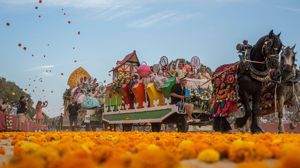 Valencia se tiñe de color este domingo con la Batalla de las Flores: el combate más pacífico con 1,2 millones de claveles