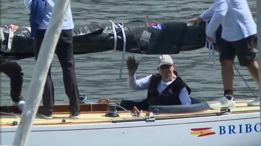 Juan Carlos I llega al náutico de Sanxenxo, Pontevedra, junto a la infanta Elena