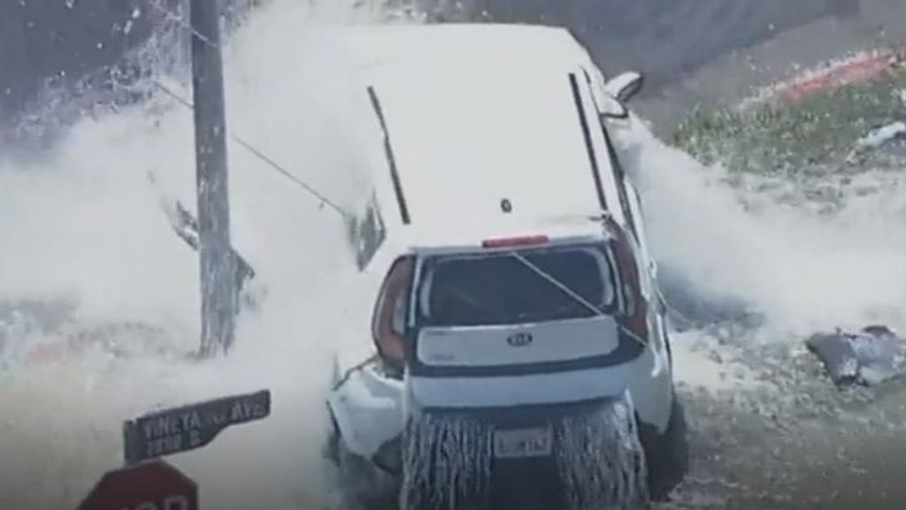 Un coche robado se estrella con una boca de riego tras una persecución policial en Los Ángeles