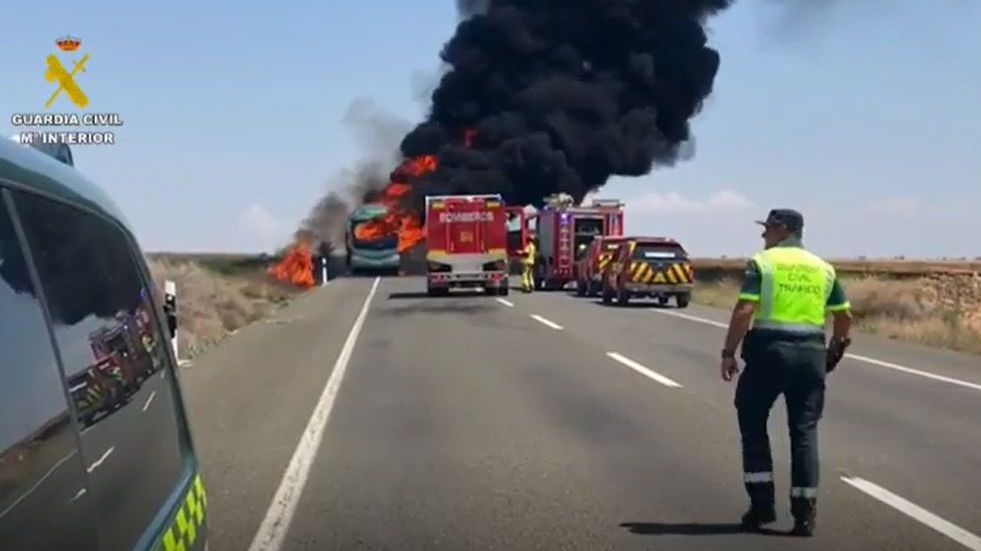 Evacuan "de manera urgente" a los pasajeros de un autobús incendiado en Fraga: llevaba 50 ocupantes a bordo