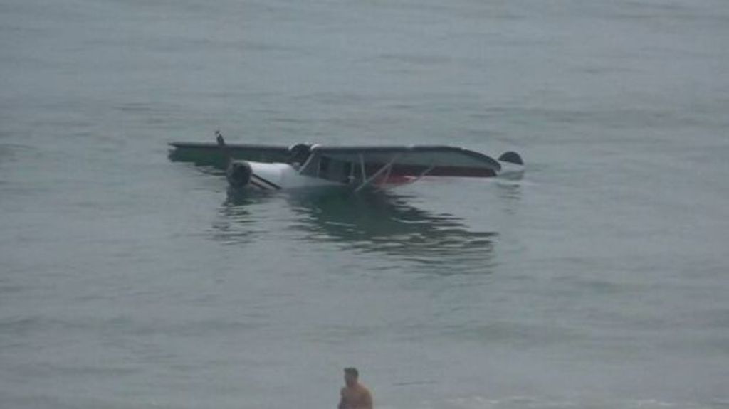 Una avioneta aterriza en una playa de New Hampshire ante la atónita mirada de los bañistas