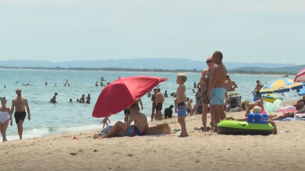 Una niña de nueve años, entre la vida y la muerte tras ahogarse en una playa de Girona: su hermana también está ingresada