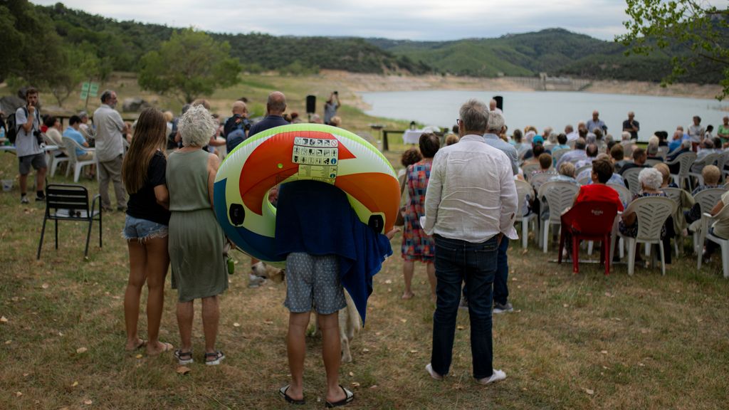 Bañistas se encuentran con la misa en el pantano de Boadella