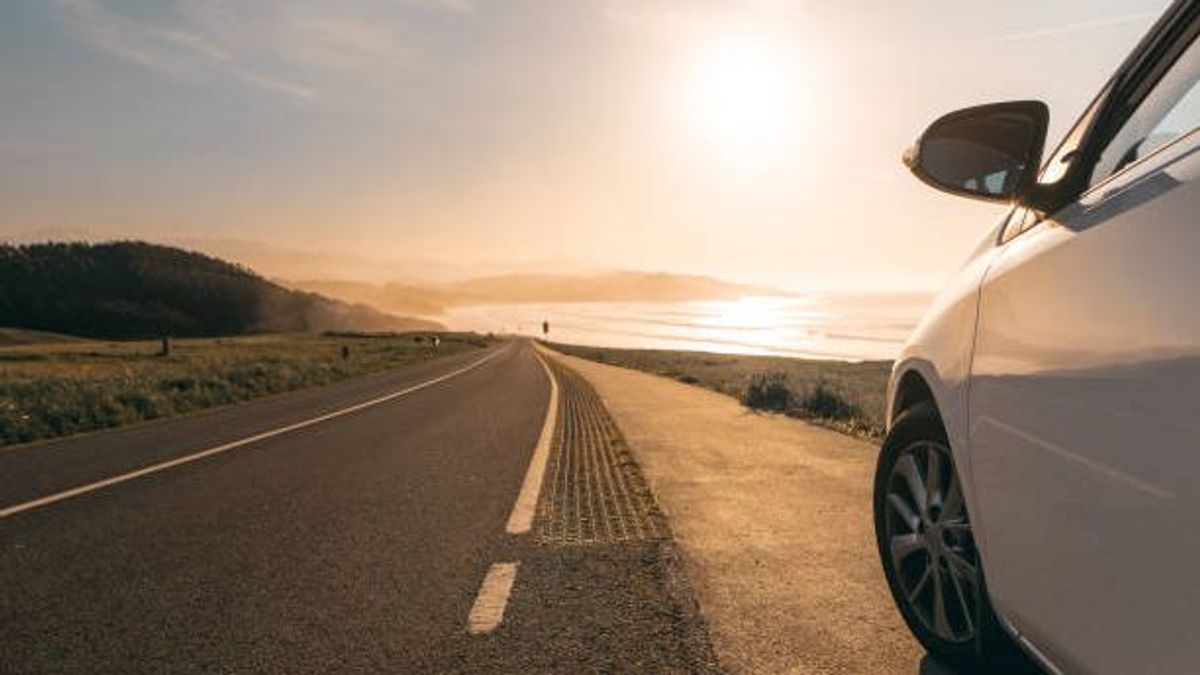 Coche aparcado al sol.