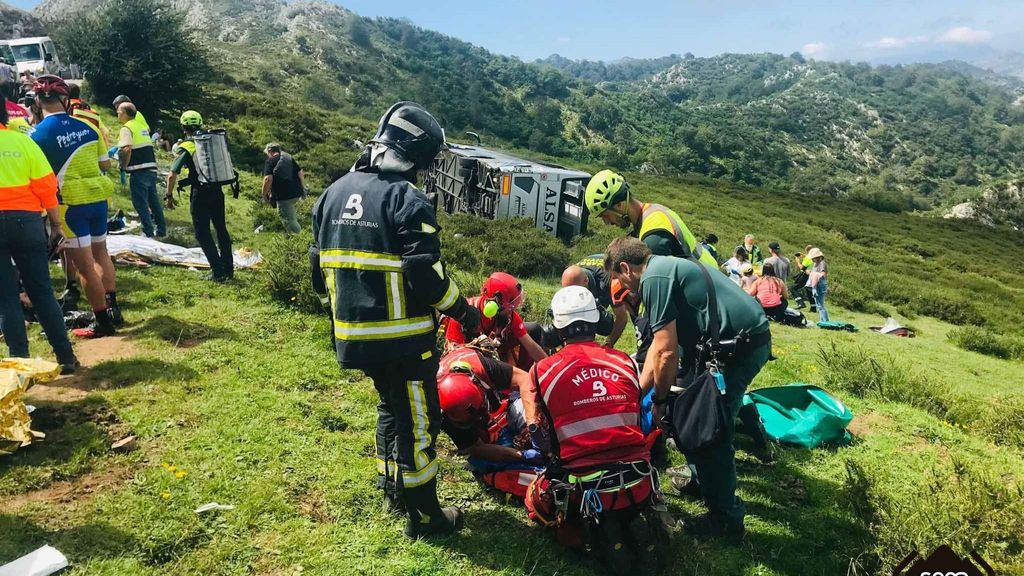 Diez heridos al despeñarse un autobús en la subida a los Lagos de Covadonga